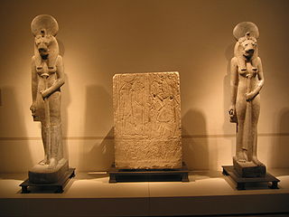 Datei:Goddess Sachmet and grave relief.jpg