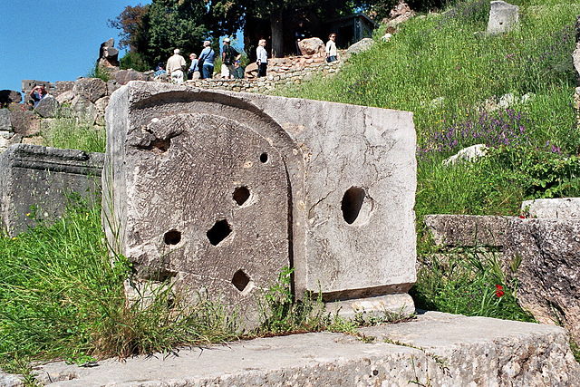 Datei:Delphi Stein der Pythia.jpg