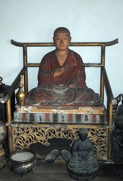 Datei:Kukai sitting statue.jpg