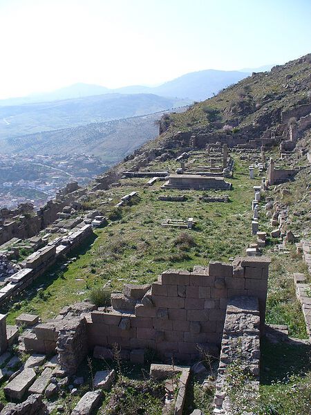 Datei:Temple of Demeter Pergamum.jpg