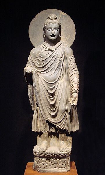 Datei:StandingBuddhaGandhara.jpg