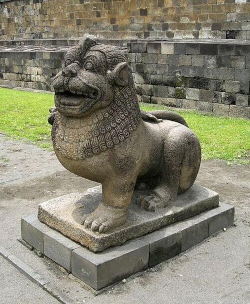 Datei:Borobudur Lion Guardian.jpg