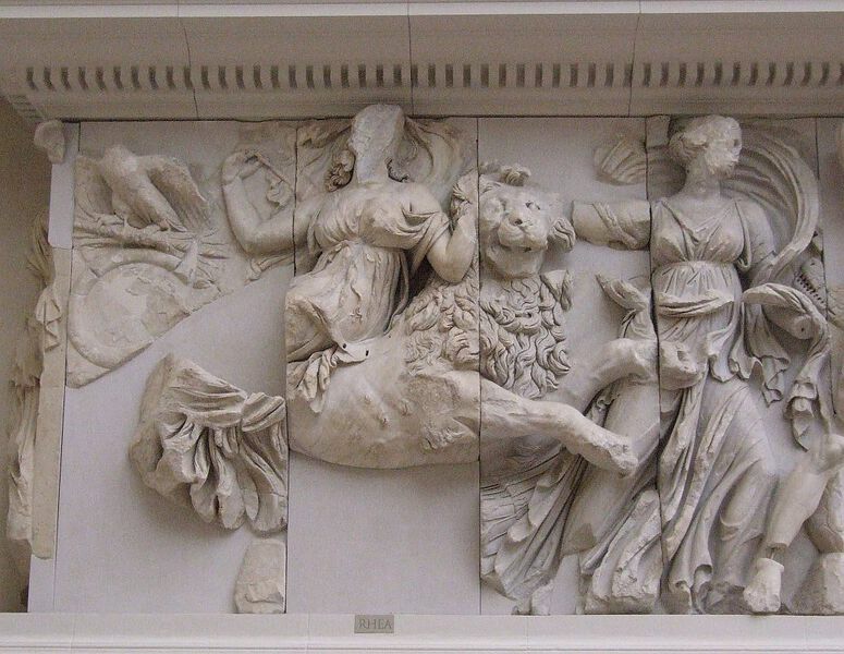 Datei:Pergamon-Rhea-auf-Löwen.jpg