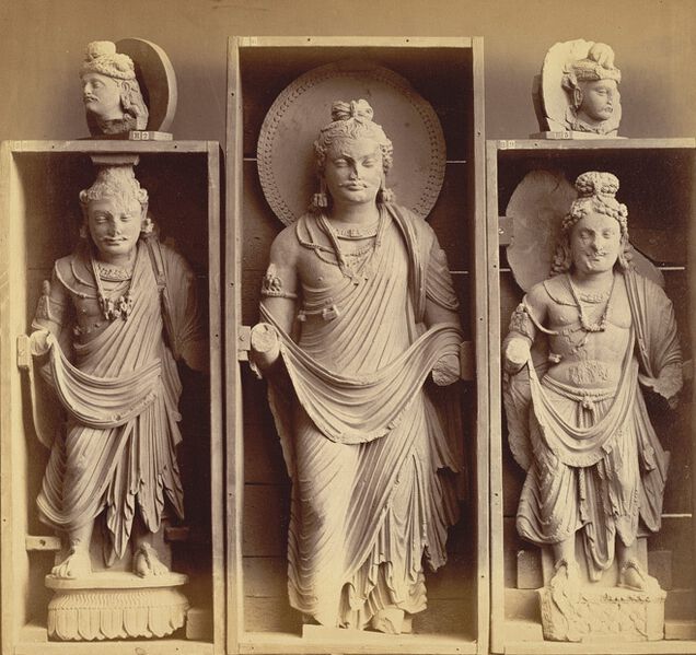 Datei:Jamal garhi bodhisattvas.jpg