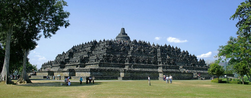 Datei:Borobudur-Northwest.jpg