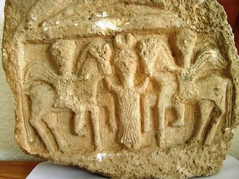 Datei:Römisches Weihrelief-dioskuren.jpg